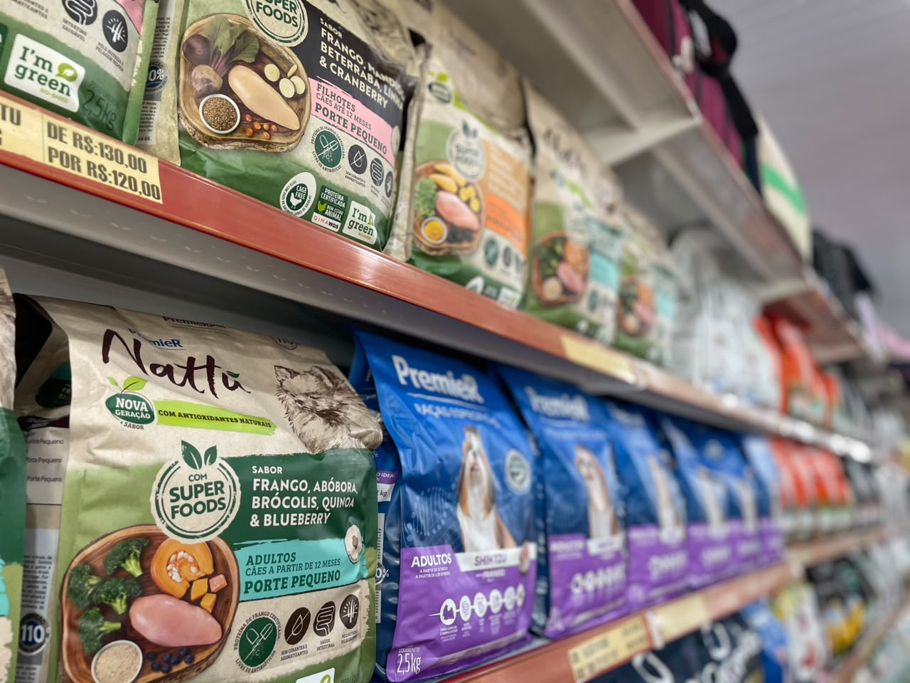Prateleiras com rações e produtos de pet shop disponíveis na Espaço Animal Unidade Paraná em Vilhena/RO